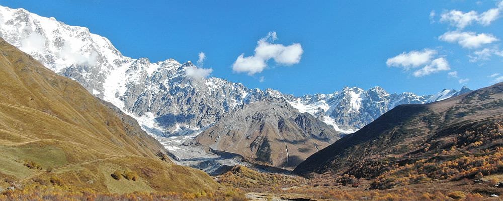 hike de shkahra glacier en georgia.