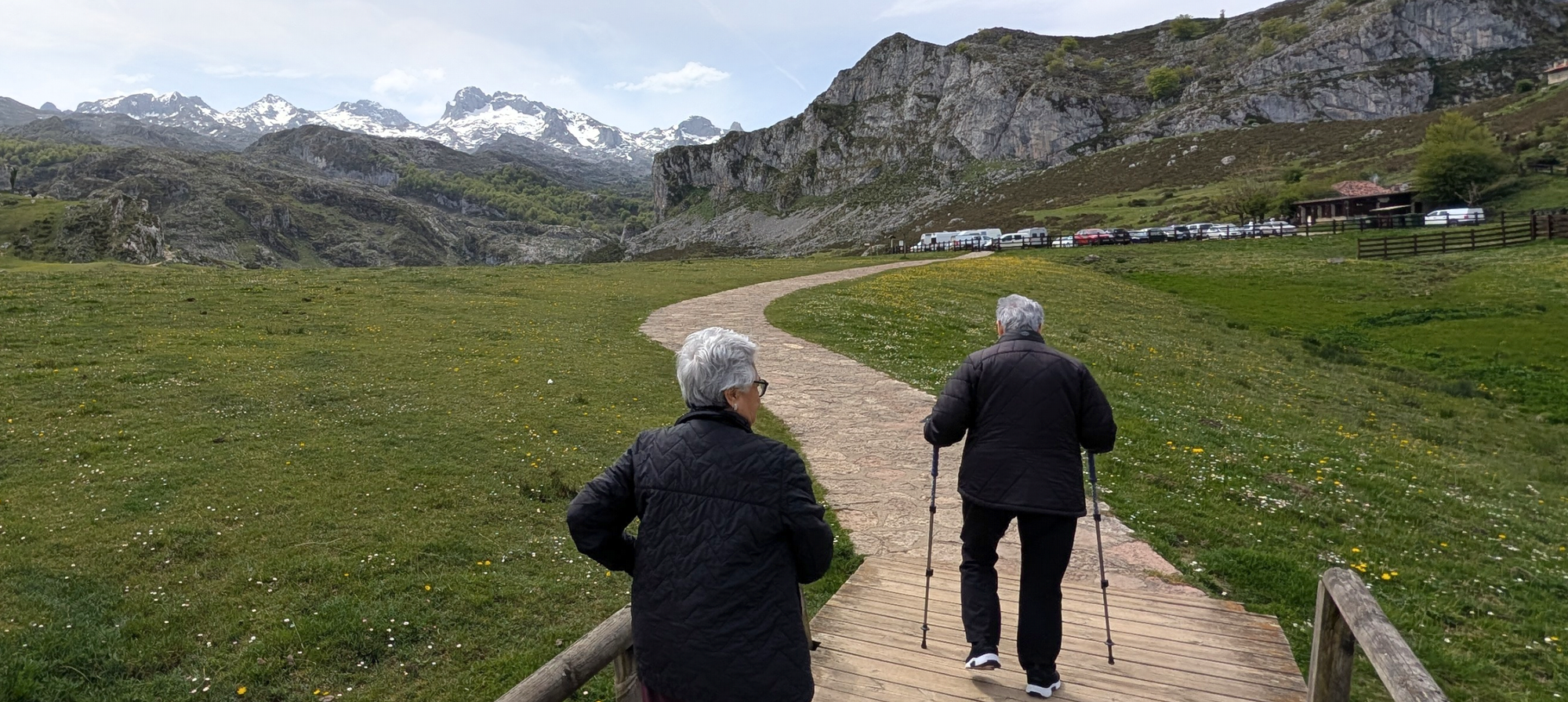 viajes para adultos mayores solos en un paseo por la montaña