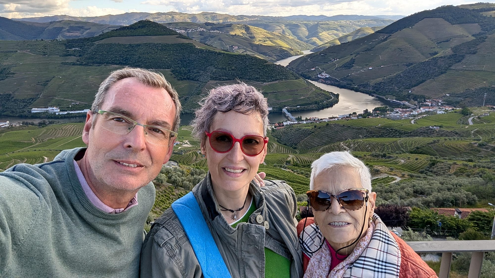 guía de viajes con dos adultas mayores