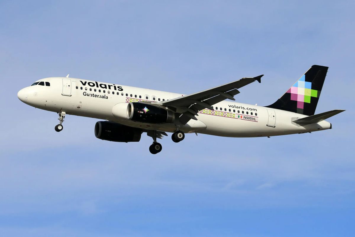 avión de volaris volando