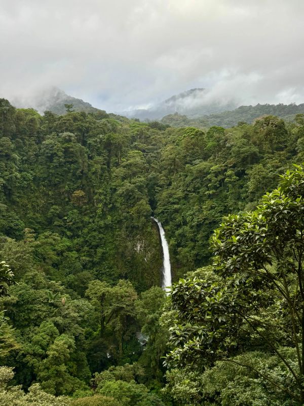 cascada en viajes a Costa Rica