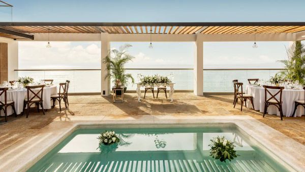 terraza con piscina en uno de los mejores hoteles en Puerto Vallarta.