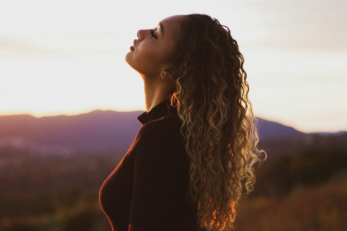 Soft natural portrait of a woman, symbolizing balance and harmony in aesthetic results