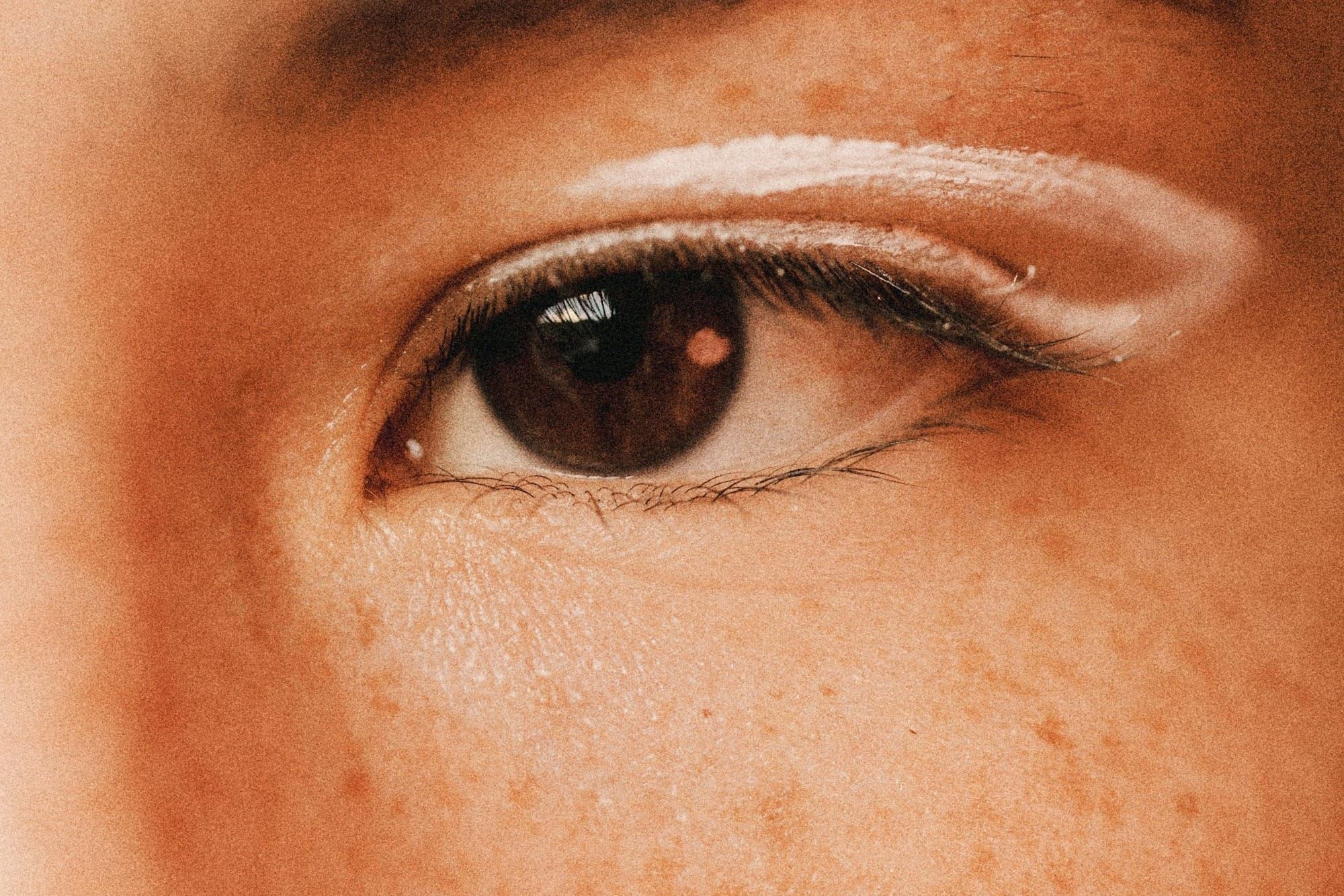 The Comparison Trap – Social Media and the Way We See Our Skin