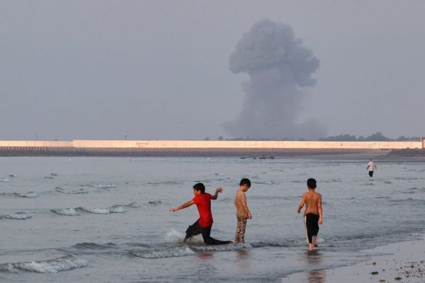 US hits 100 targets in Iran and chokes Hormuz as Iran threatens to cut off energy exports