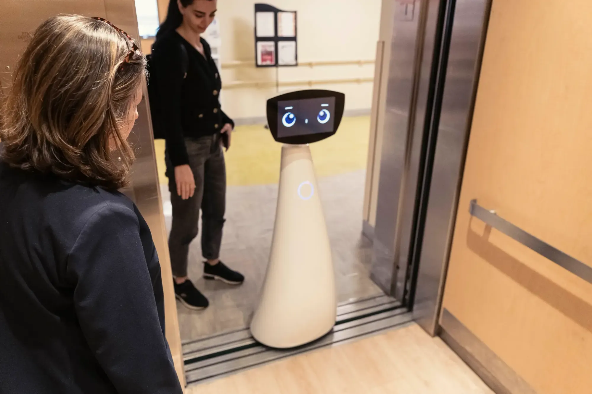 Robin hospital robot cooperating with clinical staff as part of integrated pediatric care workflow