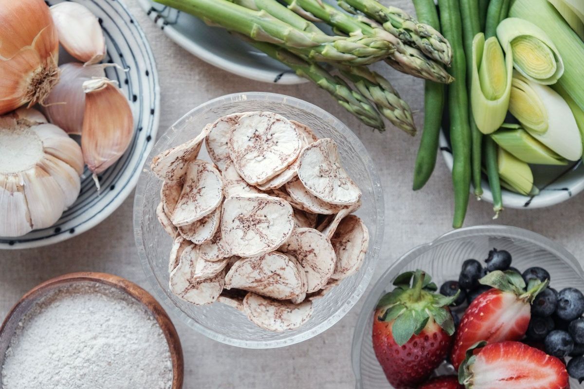 🥗 BIOKEMIJSKA ANALIZA TANJURA: "TVORNICA BUTIRATA" Svaki element na ovoj slici ima svoju ulogu u Vašem Butiratnom Protokolu: