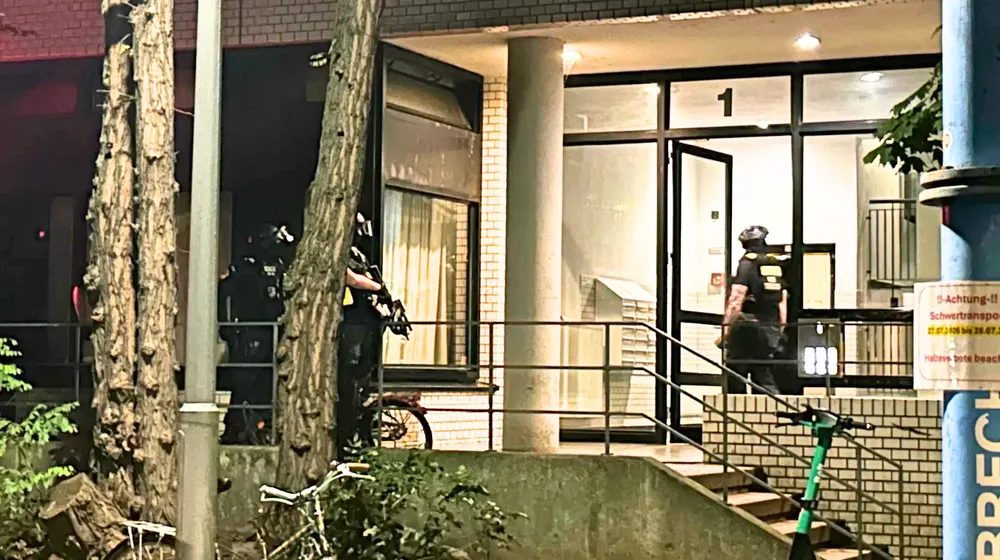 UPDATE: Nach Terror-Attacke beim CSD: Spezialkräfte greifen in Schöneberg zu – Täter weiter auf der Flucht