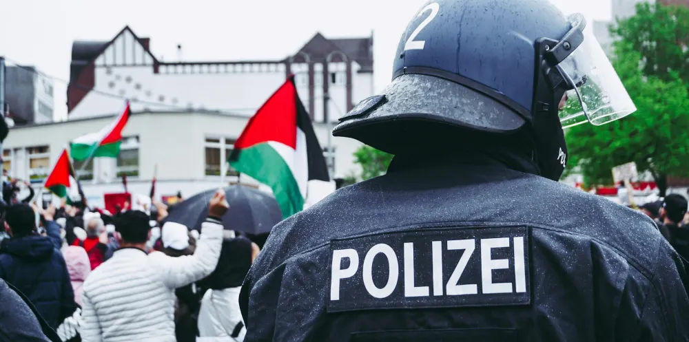 Judenhasser attackieren Rheinmetall-Fabrik und verletzen zwei Polizisten