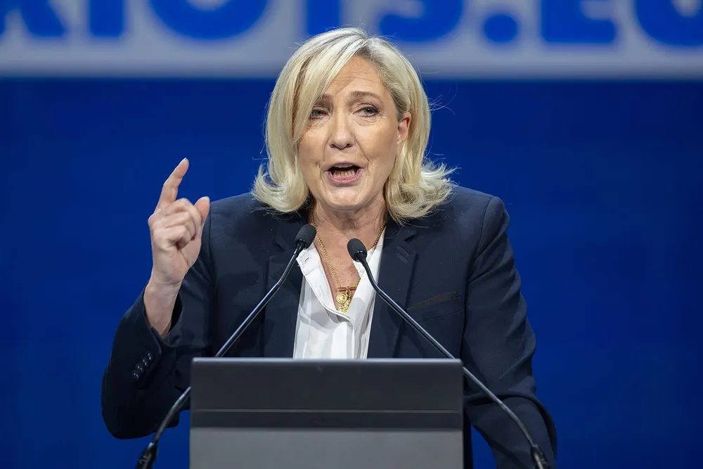 Kein Geld für Ausländer und EU! Le Pen will Milliarden streichen