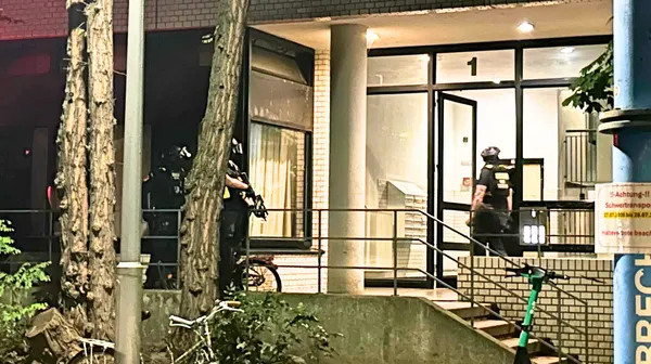 UPDATE: Nach Terror-Attacke beim CSD: Spezialkräfte greifen in Schöneberg zu – Täter weiter auf der Flucht