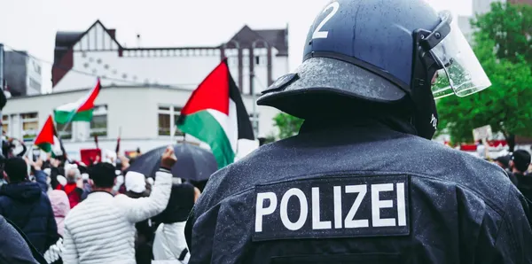 Judenhasser attackieren Rheinmetall-Fabrik und verletzen zwei Polizisten