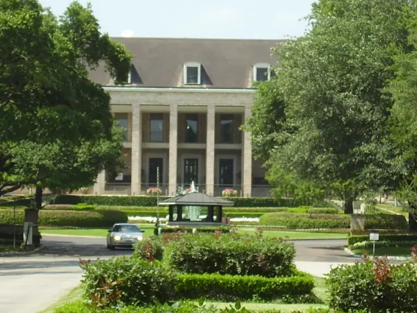 Exterior of River Oaks Country Club in Houston, Texas
