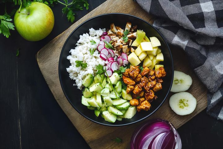 7 High-Protein Lunches That Keep You Full Without Afternoon Bloating