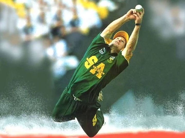 jonty rhodes catching a ball
