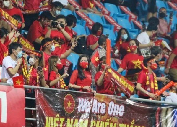 vietnamese football supporters