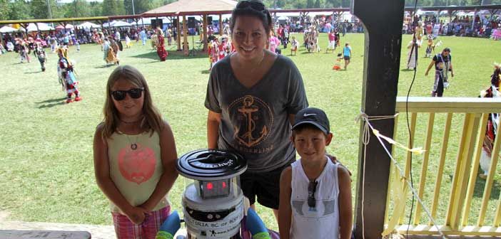 Hitchhiking robot visits Wiky Powwow en route to west coast