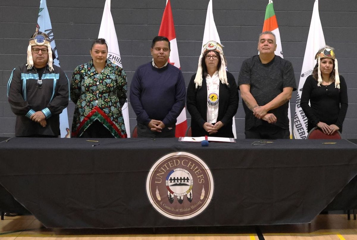 Federal Minister signs historic three part $447.9 million settlement with five UCCMM 91���˵���s