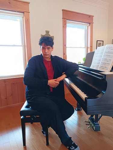 Wiikwemkoong’s classical pianist holds Mindemoya recital at Scott’s