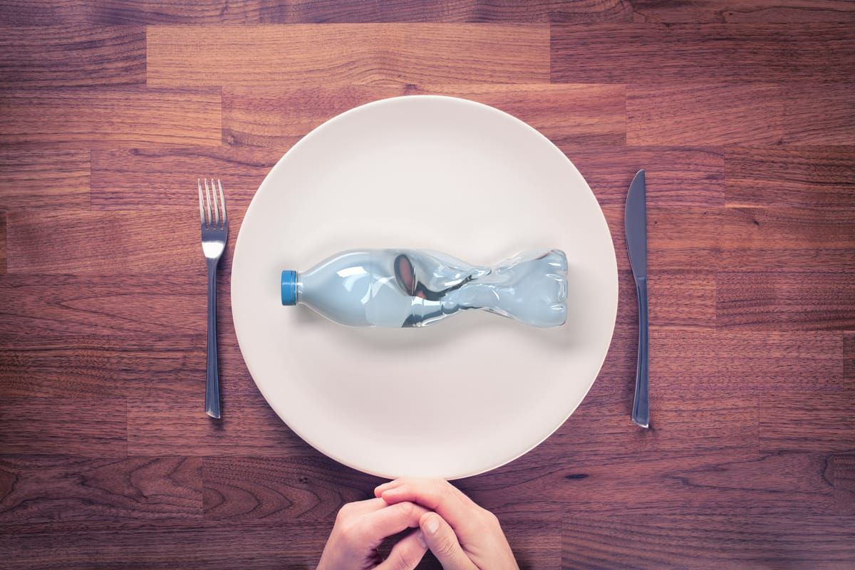 Scientists warn that bottled water contains microplastics