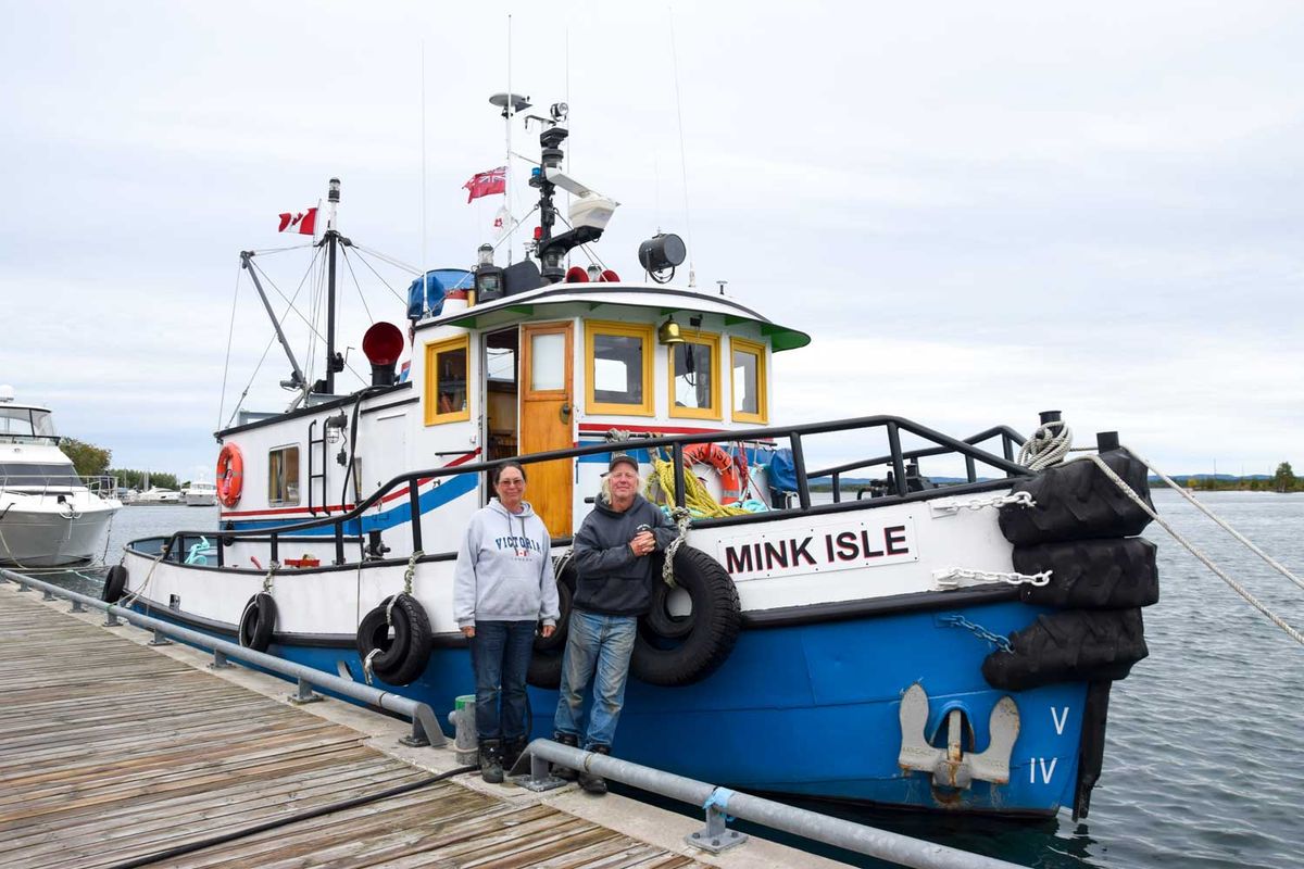 Tug boat Mink Isle hauls lightning struck cruiser south