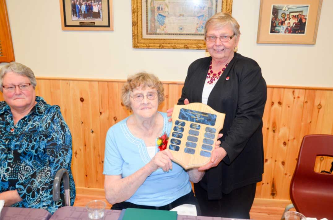 Madeleine Charlton receives the Vivian Levensohn Community Volunteer Award