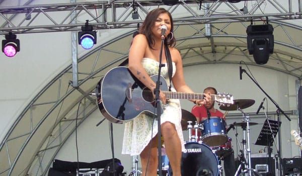 Crystal Shawanda enjoys the 2017 JUNO Awards