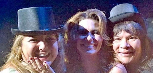 Island pair sing with Shania in Vegas