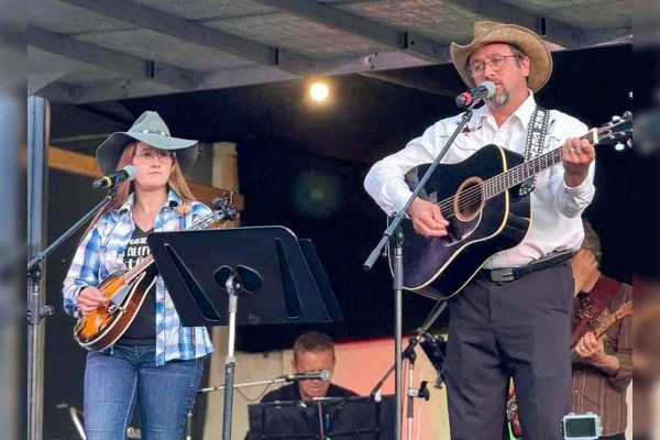 Musical father-daughter duo benefit concert will help them to awards show