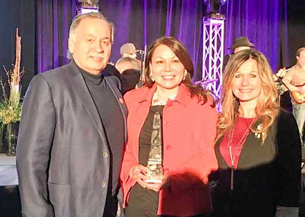Dawn Madahbee receives Excellence in Aboriginal Leadership Regional Award