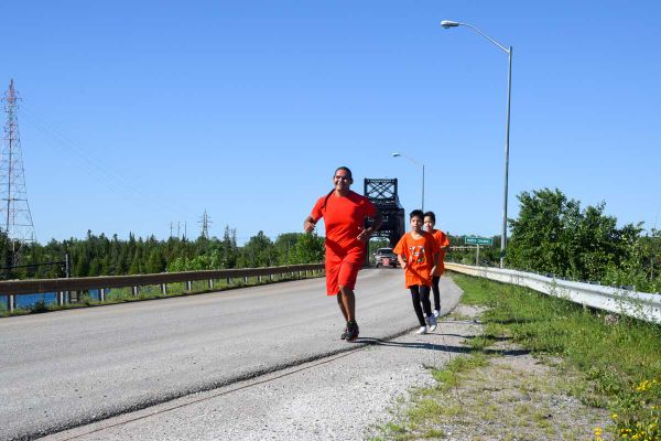 Michael MJ Eshkawkogan runs from Wiikwemkoong to Spanish