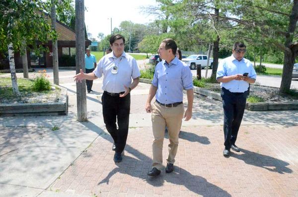Patrick Brown visits Wiikwemkoong; first Ontario Tory leader to go ‘across the bay’