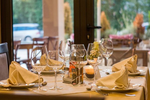 Singles meal club features fun friendship-finding feasts