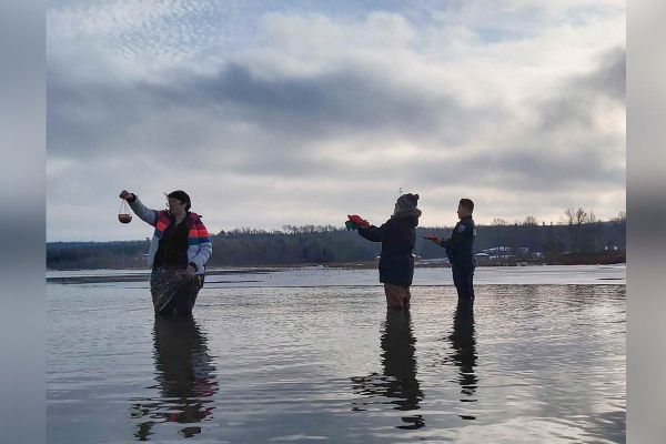 Sheguiandah 91���˵��� residents take part in water walk