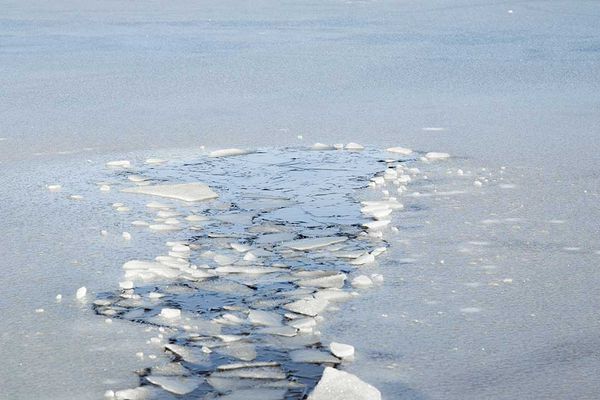 Two ice rescue men to receive bravery decorations