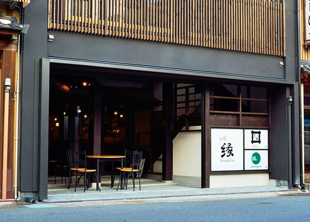 Irori Dining的店門口,就在城崎溫泉的主街旁