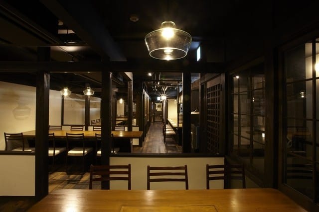 Irori Dining 三國的室內座位,相對昏暗一點,但每一張桌自上方都有燈打在桌上,會讓食物看起來更美味