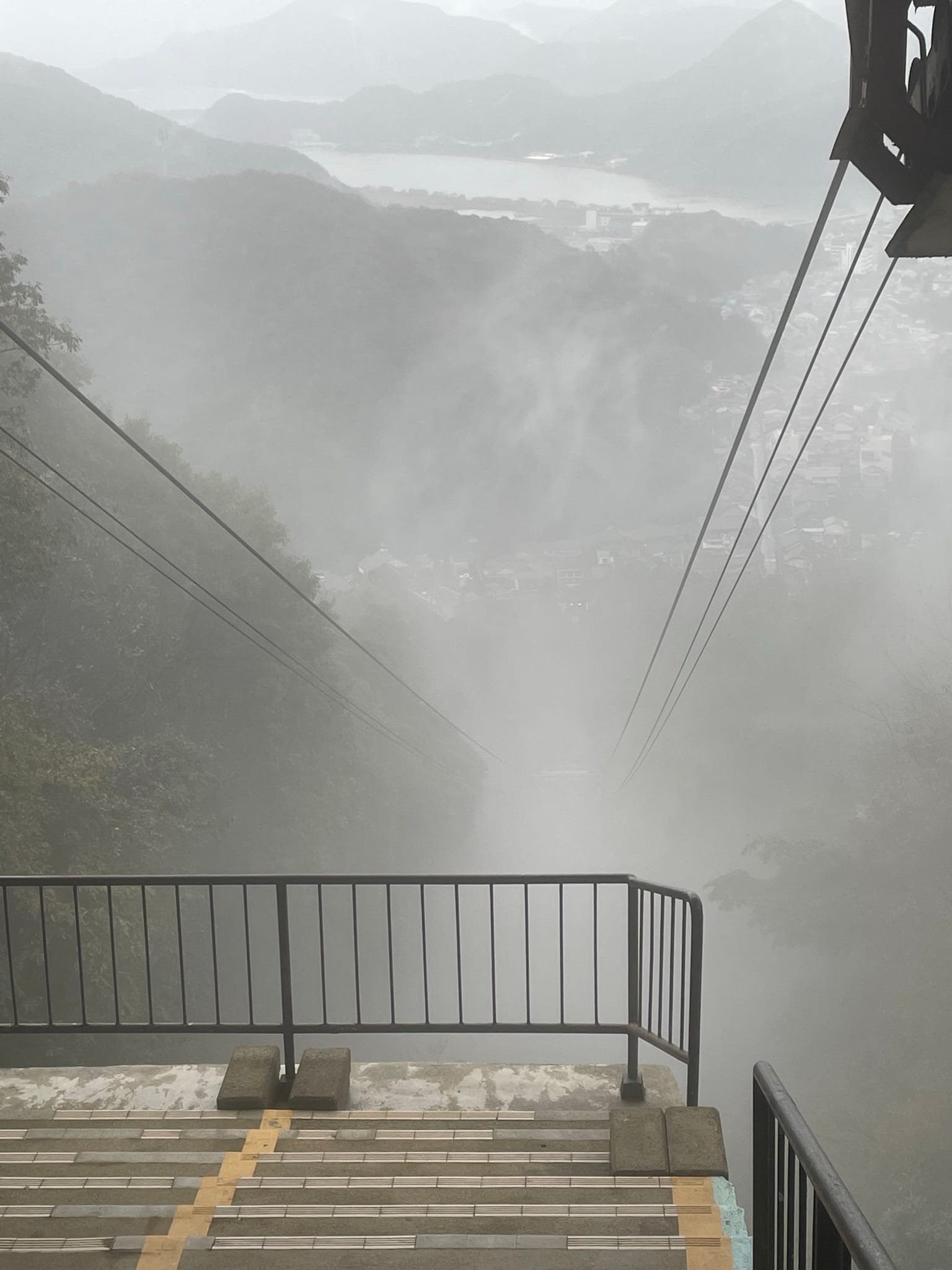 山上的纜車站，起大霧快看不到下面了