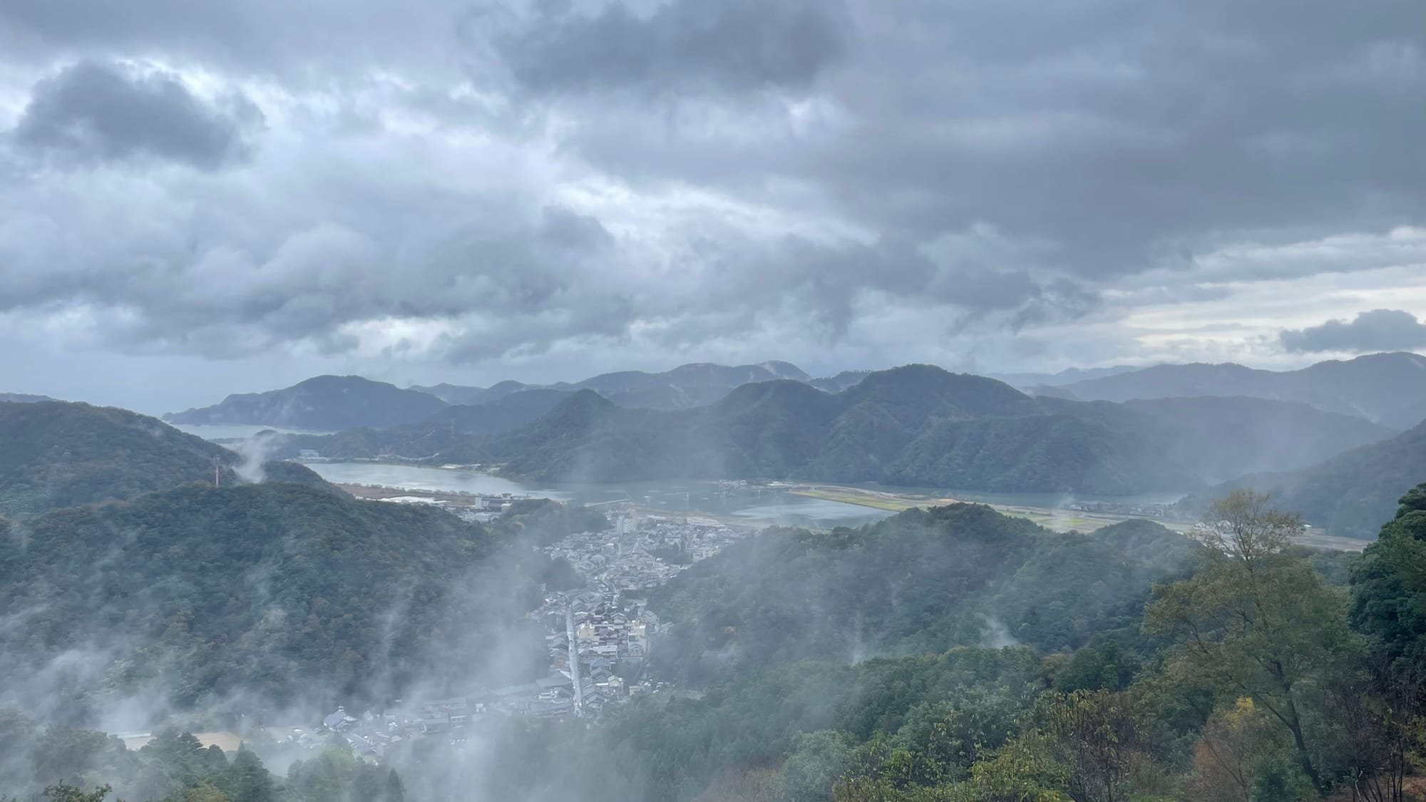觀景台拍出去的景色，當天霧氣比較重，更有山海隱城的感覺