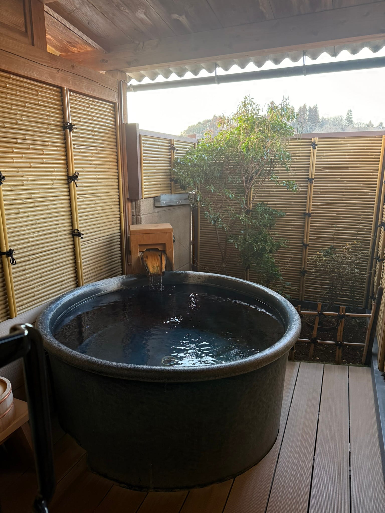 獨立露天泡湯浴池