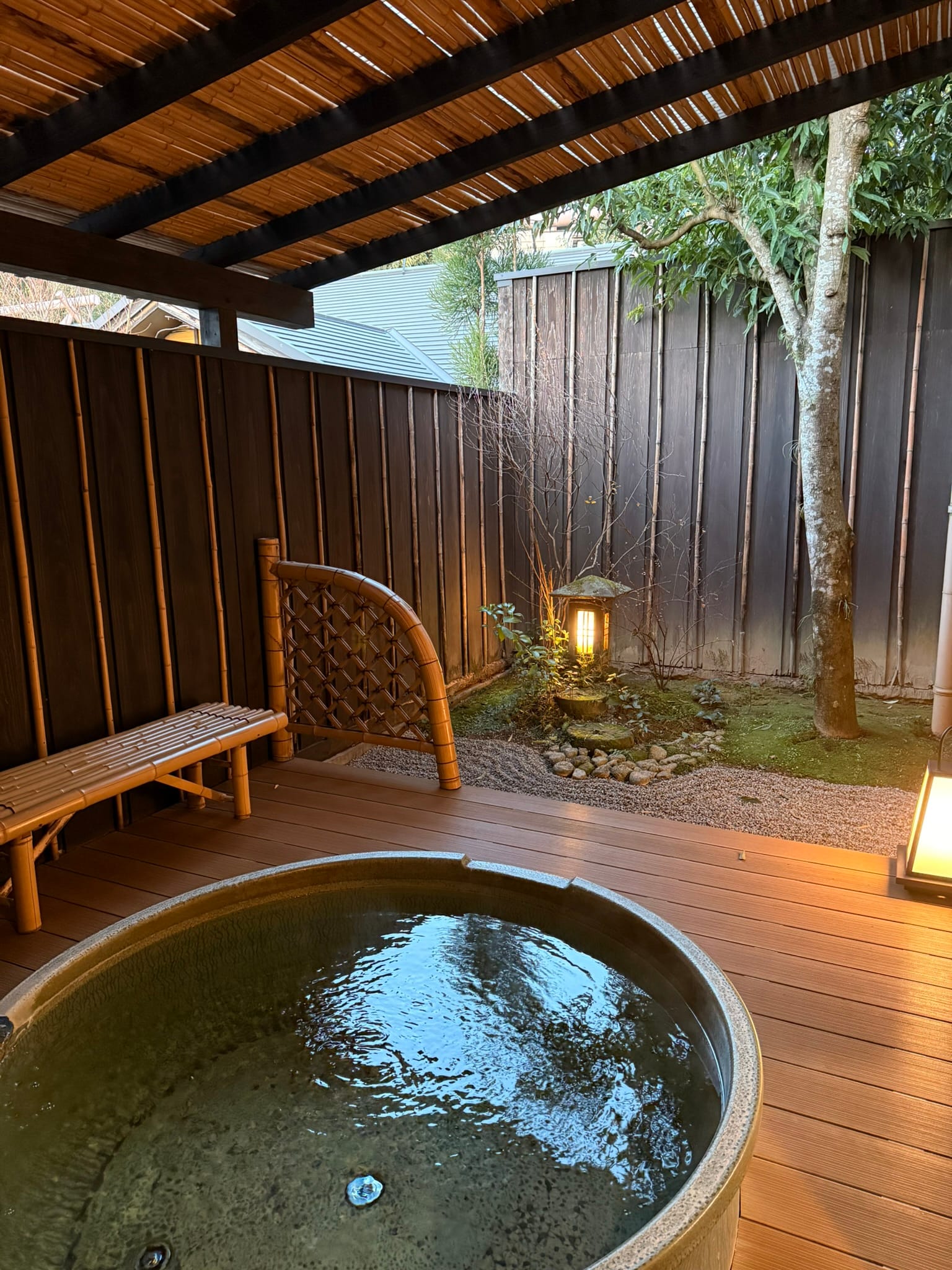 獨立露天泡湯浴池