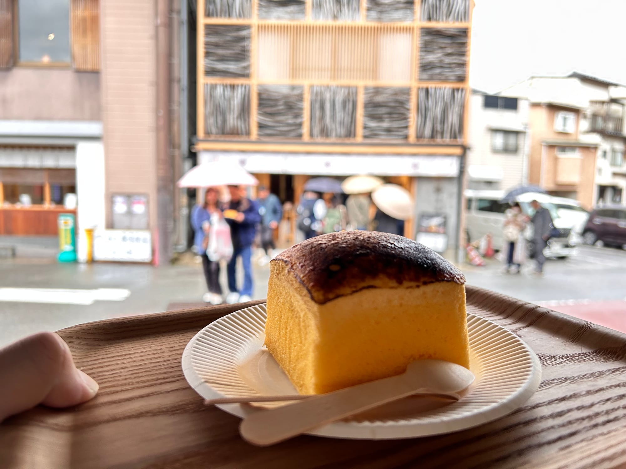 超濃起司蛋麵包，除了店內有位置，可以端盤子到對面的涼亭吃