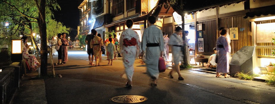 城崎溫泉的溫泉街,大家都會穿浴衣散步