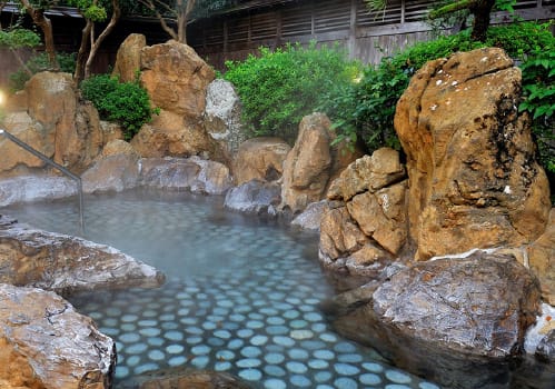鴻之湯有露天浴池,外圍是以石頭環繞,呈現不規則的浴池