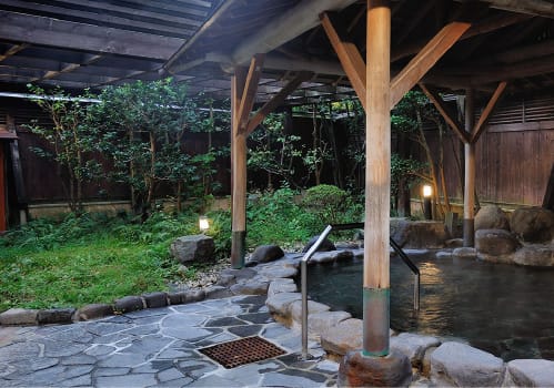 城崎溫泉鴻之湯有裝扶手,進入浴池時較安心