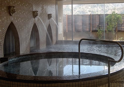 里之湯的室內浴池,設備上更現代化