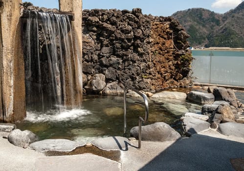 里之湯三樓的露天浴池,可以往外看風景