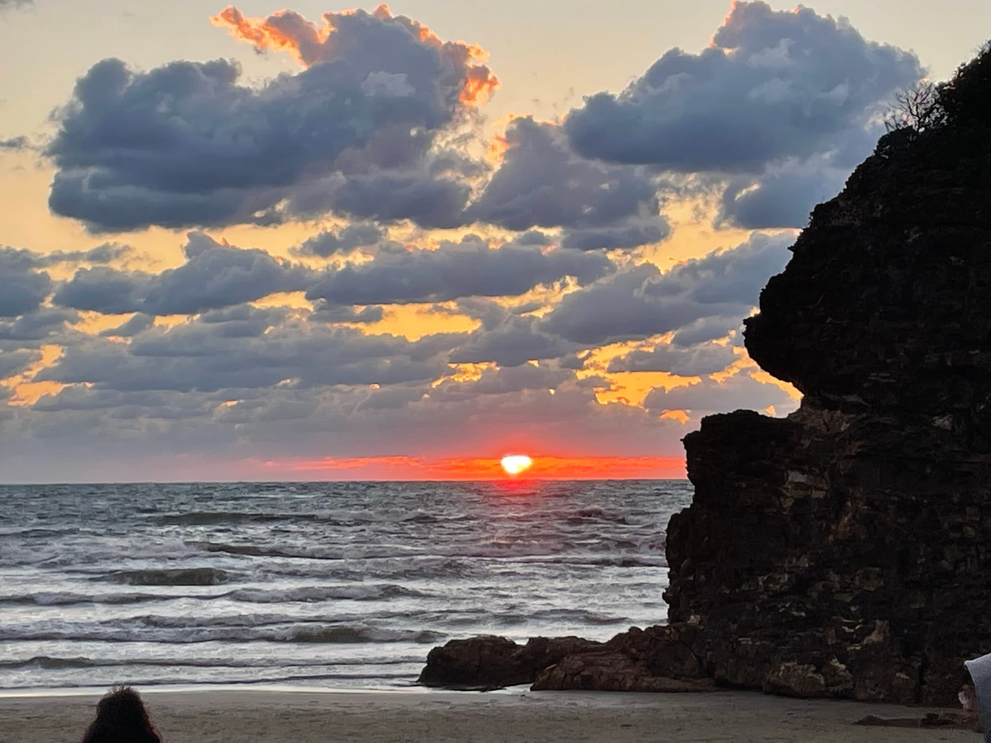 在出雲稻佐之濱觀賞壯觀的夕陽落日，海灘上有著名的弁天島，是山陰神話之旅的重要景點