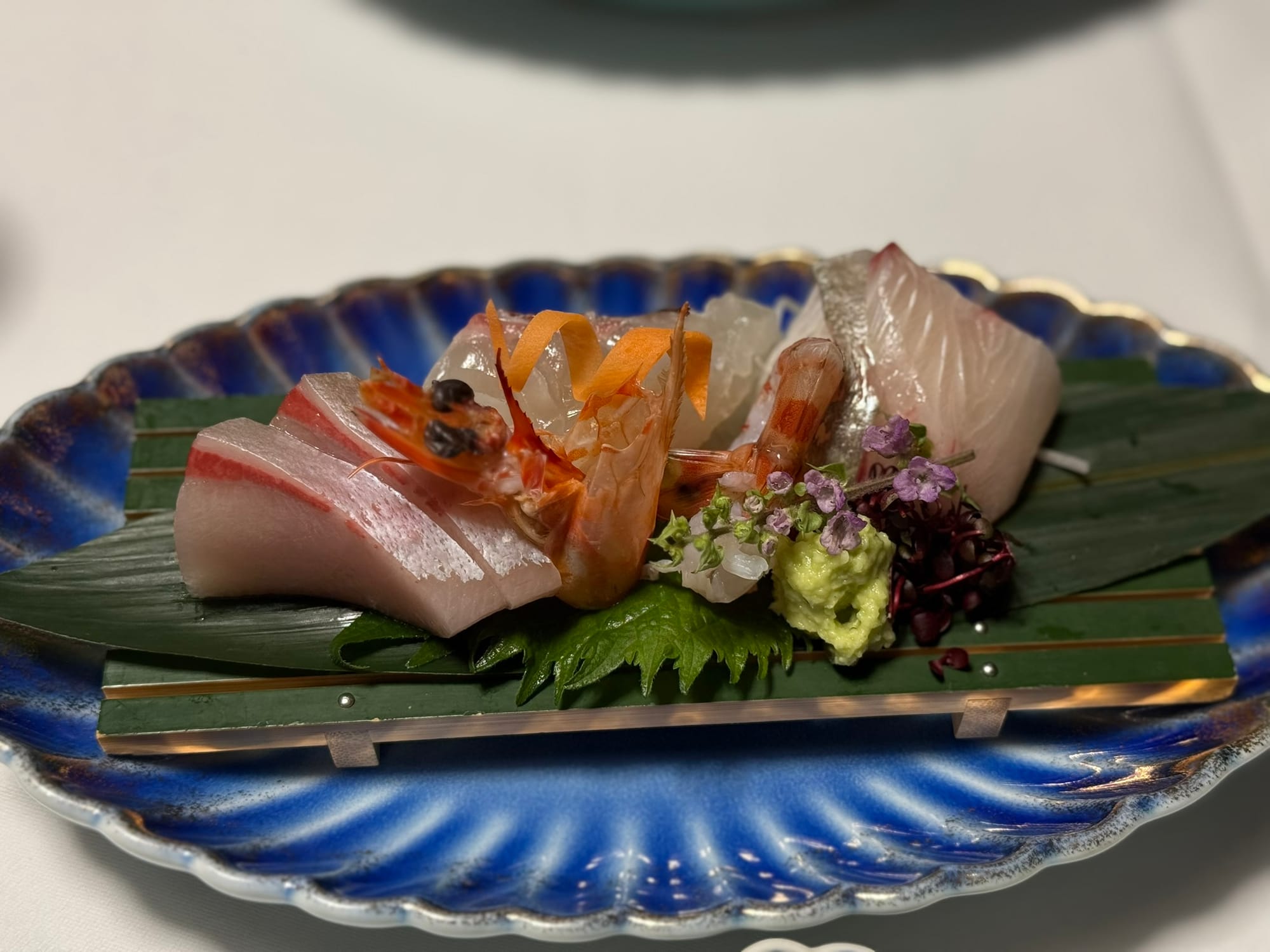 海鮮生魚片，包含鮮蝦與當季魚貨，新鮮度極高，口感鮮甜。