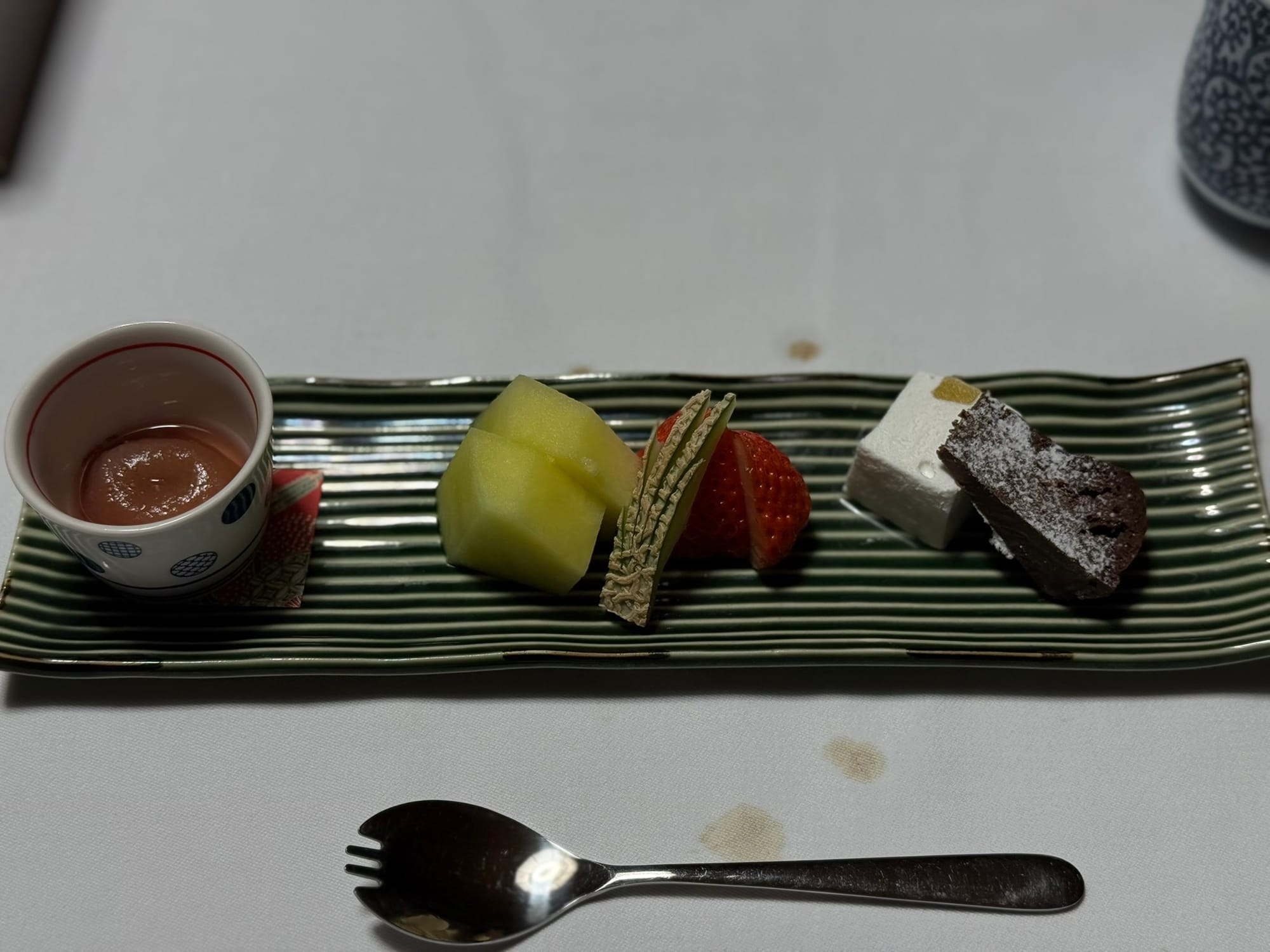 精緻甜點與時令水果，口味相對普通。